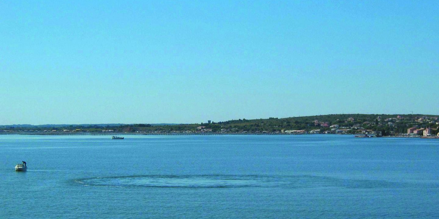 source sous-marine de l'étang de thau La source sous-marine de la Vise jaillit à 28 mètres de profondeur dans la lagune de Thau